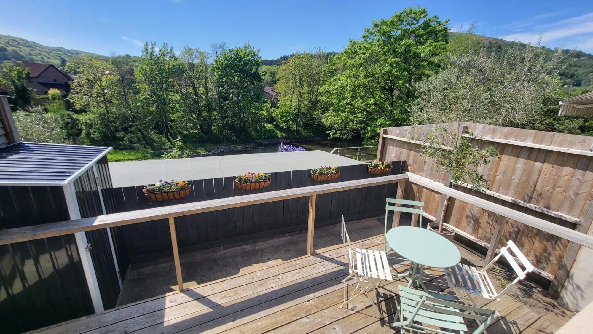 Ty Taf 2 Bed Cottage With Deck & Easy Transport Links Cardiff Exterior foto